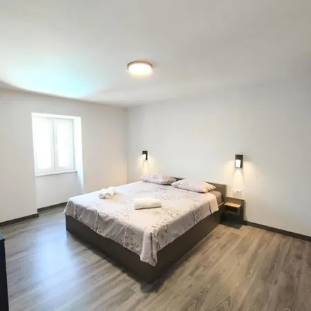 Galant With Pool & Sauna Maru Ini